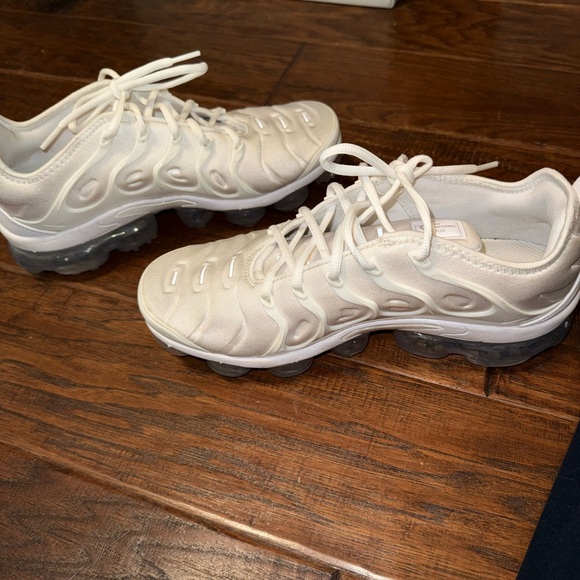 White Nike Vapormax Plus - Picture 3 of 5